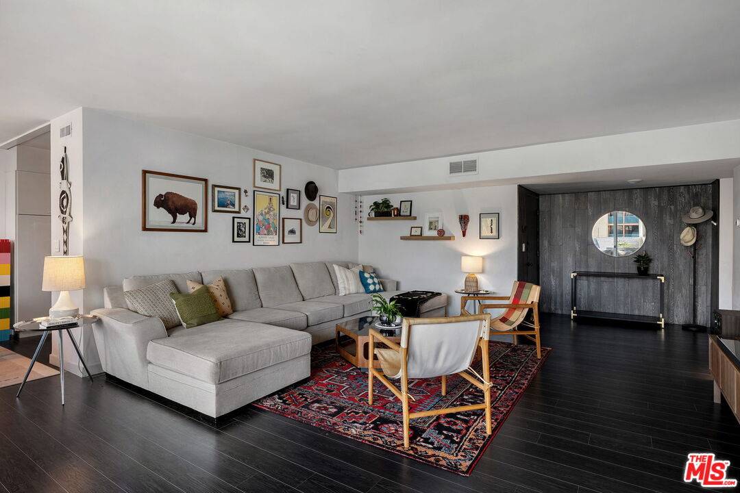 7309   Franklin Ave 2BR Hollywood Hills East La
