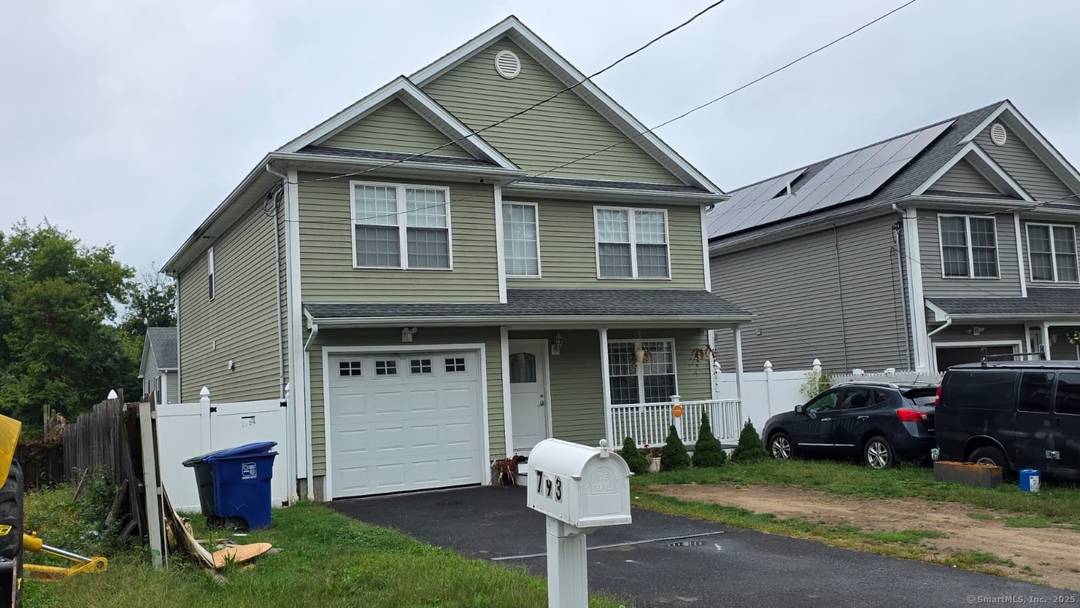 Welcome to this spacious and modern home built in 2020, now available for rent !