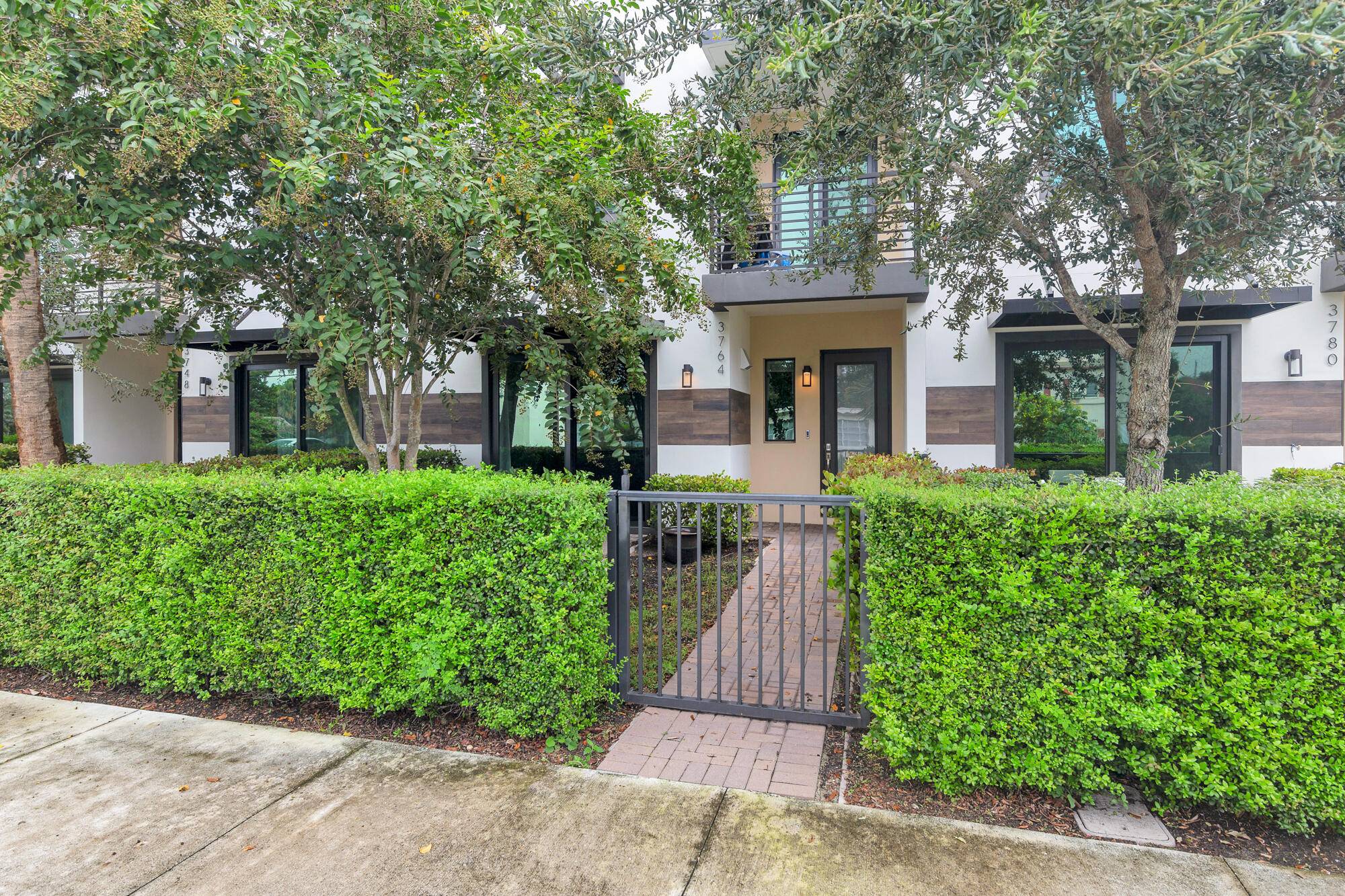 38 SOUTH is an exclusive enclave of eleven luxury townhomes, completed in 2021 and ideally located along the highly coveted Antique Row in West Palm Beach.