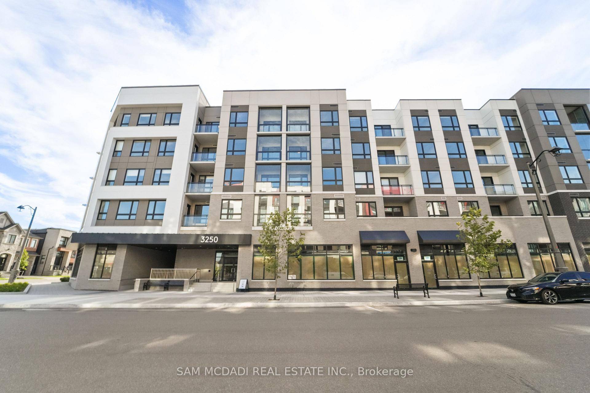 Calling all A tenants to this stunning, sun filled 1 bedroom plus den, 1 bathroom unit in Mattamy's Carding House development, situated in Oakville's prestigious Preserve neighborhood.