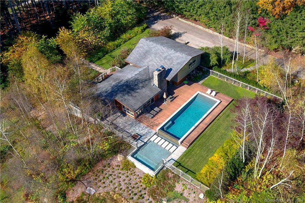 Set on 20 acres of exquisite grounds bordered by Chatfield Hollow Park includes a private residence, caretaker's dwelling, and an inn that feels like you're miles away in a wilderness ...