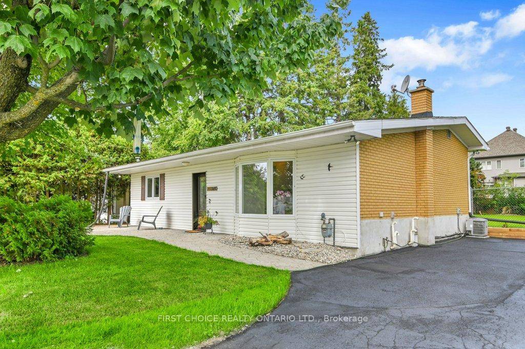 Gorgeous 3 bedrooms 2 bathrooms split level bungalow, on a 100 ft x 150 ft lot, on a quiet dead end street in one of the most desirable areas of ...