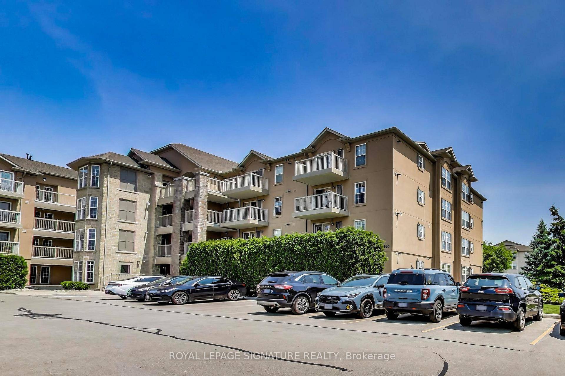 Filled with warmth and natural light, this rare 3 bedroom, 2 bathroom penthouse offers the perfect blend of comfort, space, and style in one of Oakville's most cherished communities.