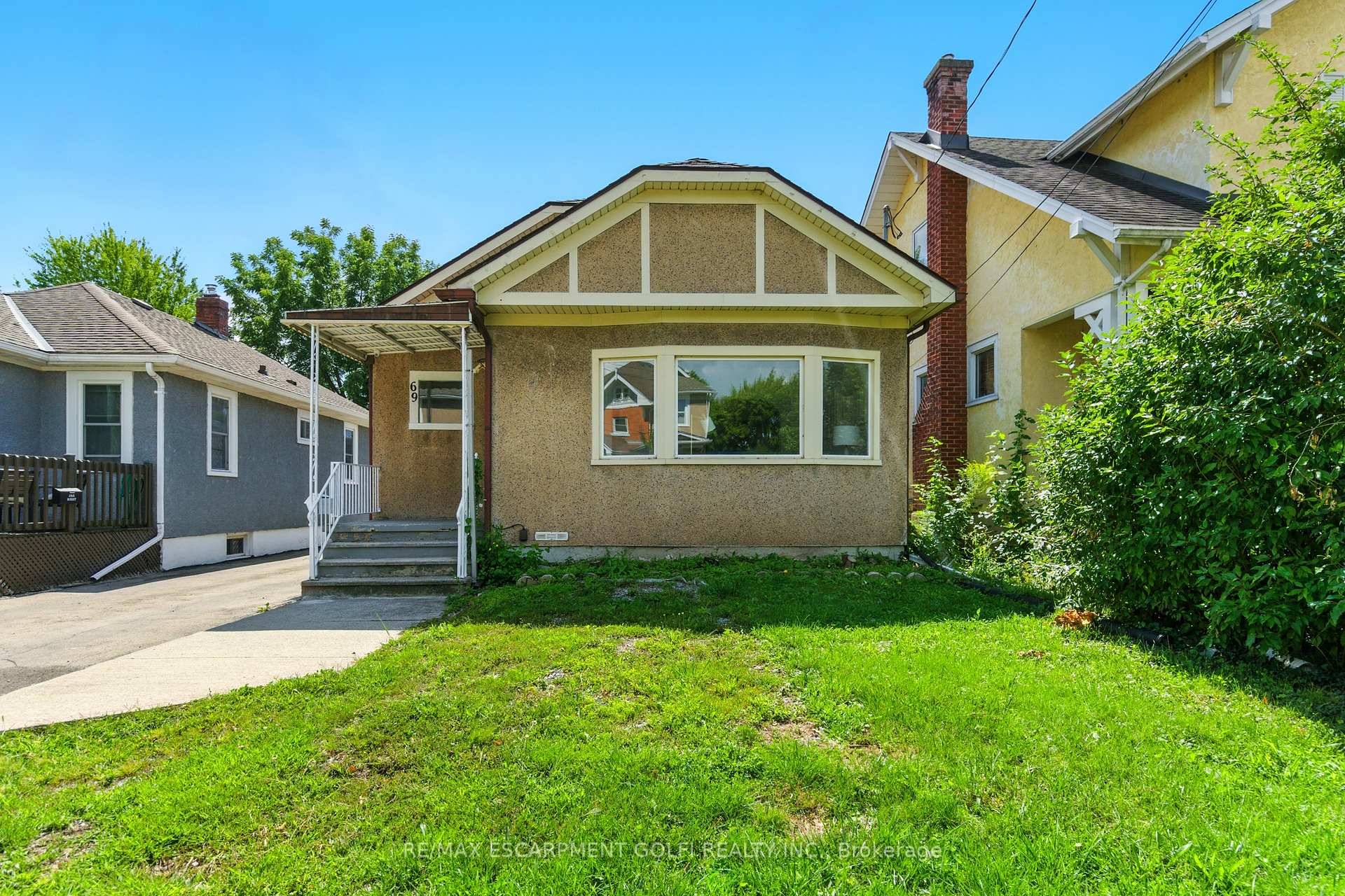 Step into this charming 3 bed, 3 bath bungalow nestled just steps from the heart of Welland !