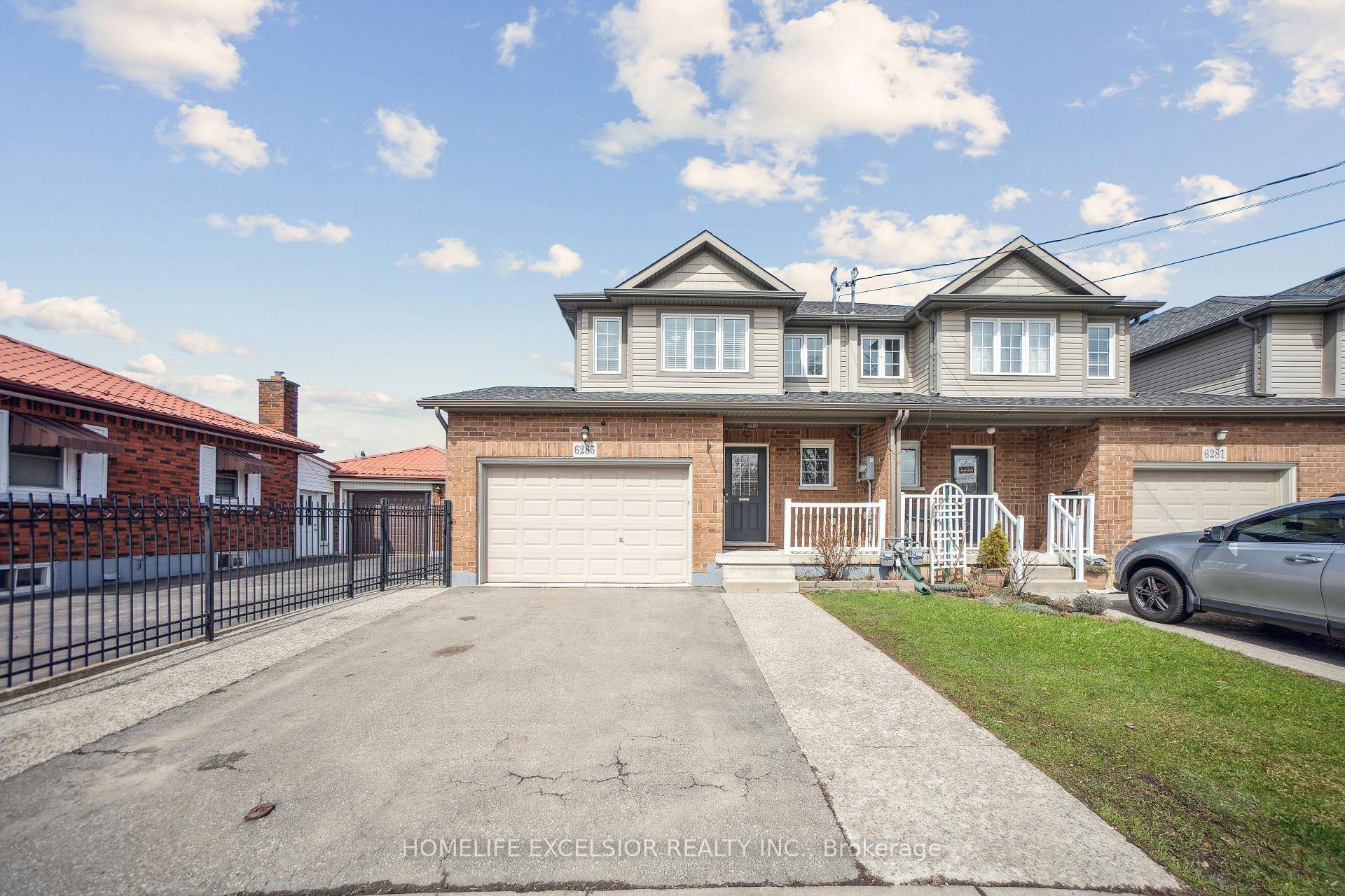 Charming End Unit Freehold Townhouse Minutes from Niagara Falls !