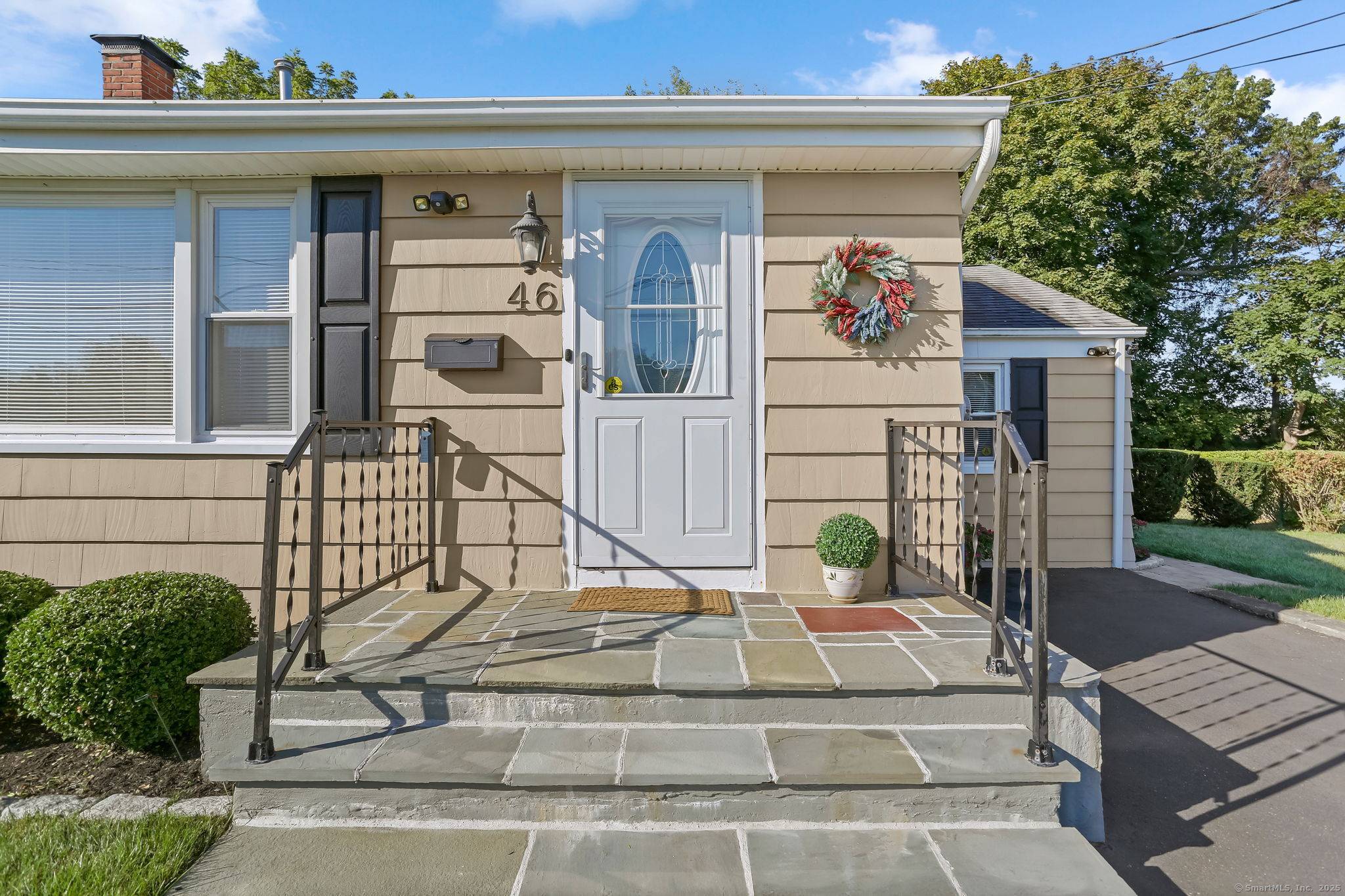 Coastal Charm Near Walnut Beach !