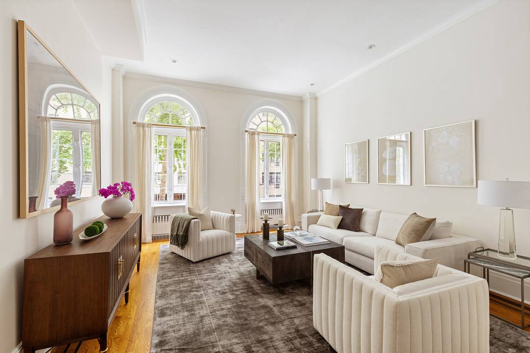 127 East 81st Street is a beautifully proportioned single family townhouse located on a lovely stretch of Upper East Side townhouses just moments from Park Avenue.
