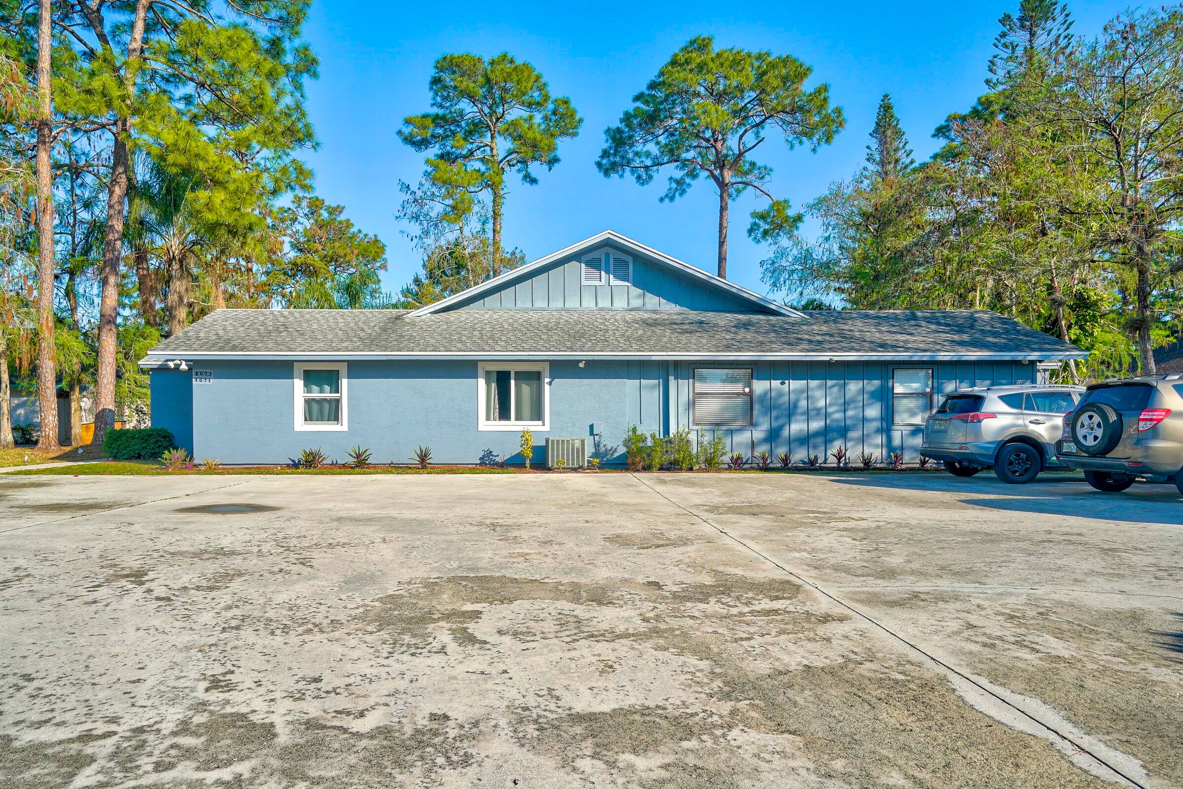 Charming 2 Bedroom, 2 Bath Villa in Wellington's Prime Location !