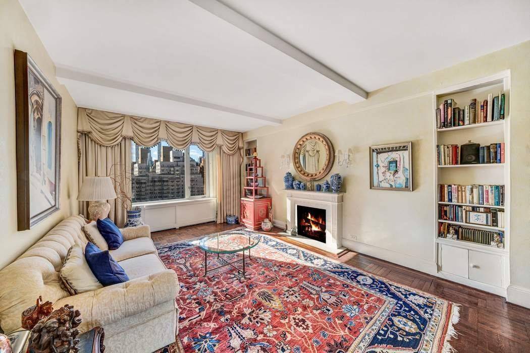 This unique high floor Classic Seven is filled with natural light, offering triple exposures to the south, east, and north, with stunning views of the Manhattan skyline.