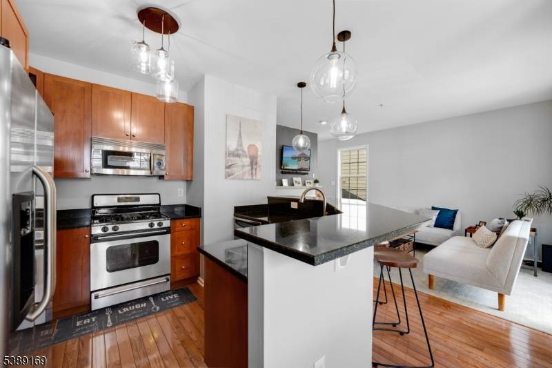 Cambridge Crossings Prestigious GATED community 3 story TOWNHOME Thotnberry unit, w easy access to NYC roads.