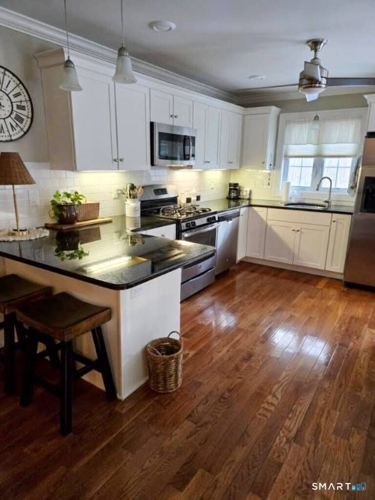 Welcome to this beautifully upgraded townhouse condo located in a highly desirable complex.