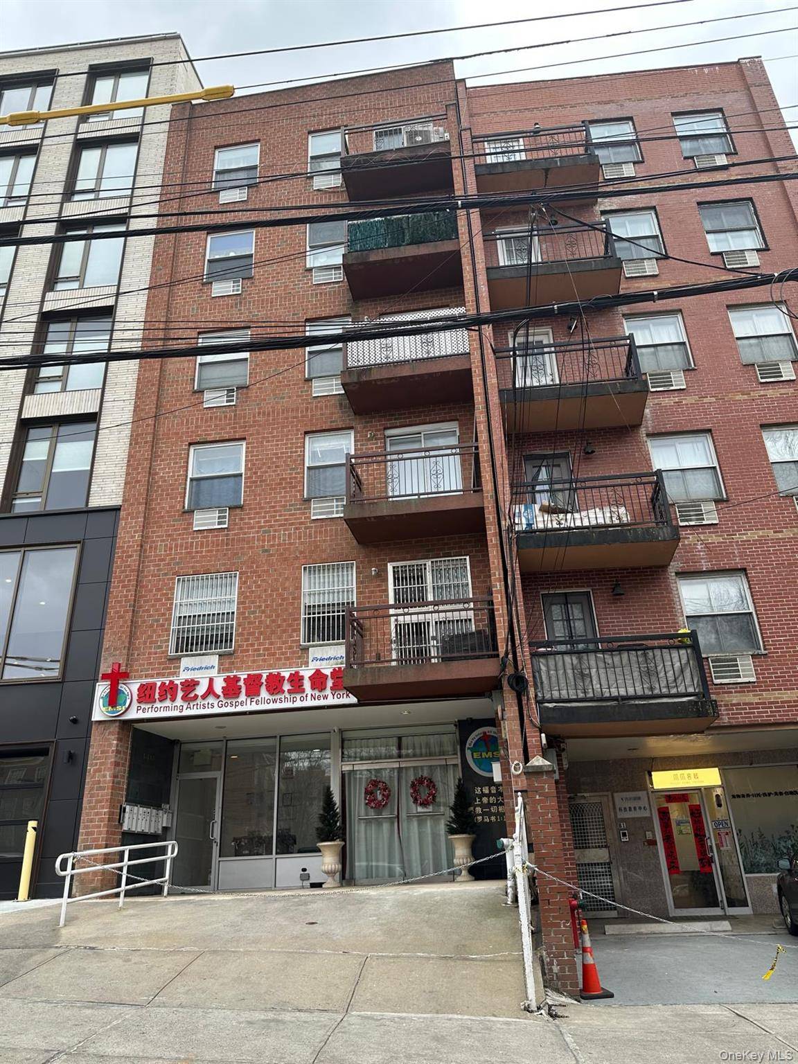 South facing 1 Bedroom 2 Full Baths condo in excellent condition.