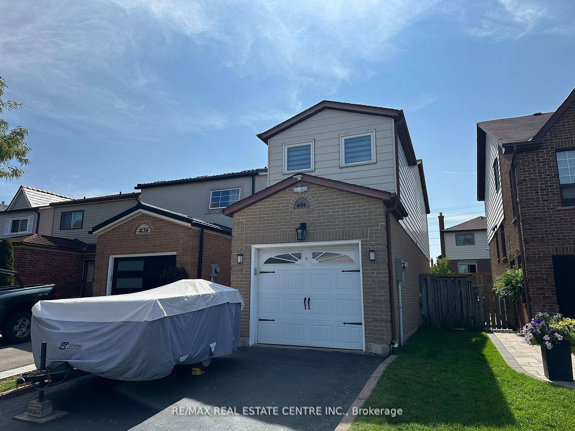 Beautifully upgraded 3 bedroom detached home on a quiet cul de sac in the mature Creditview neighbourhood of Central Mississauga.