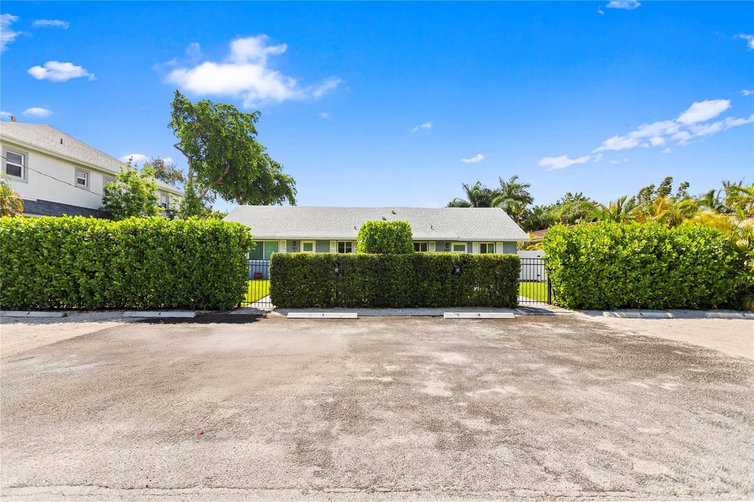 Beautifully updated duplex in the heart of Oakland Park s Culinary Arts amp ; Entertainment District.