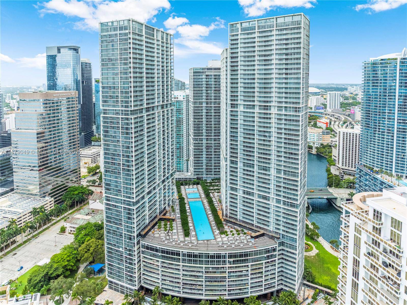 ICON BRICKELL Condo with the best views offers only one unique and spectacular corner unit of 3 bedrooms 2.