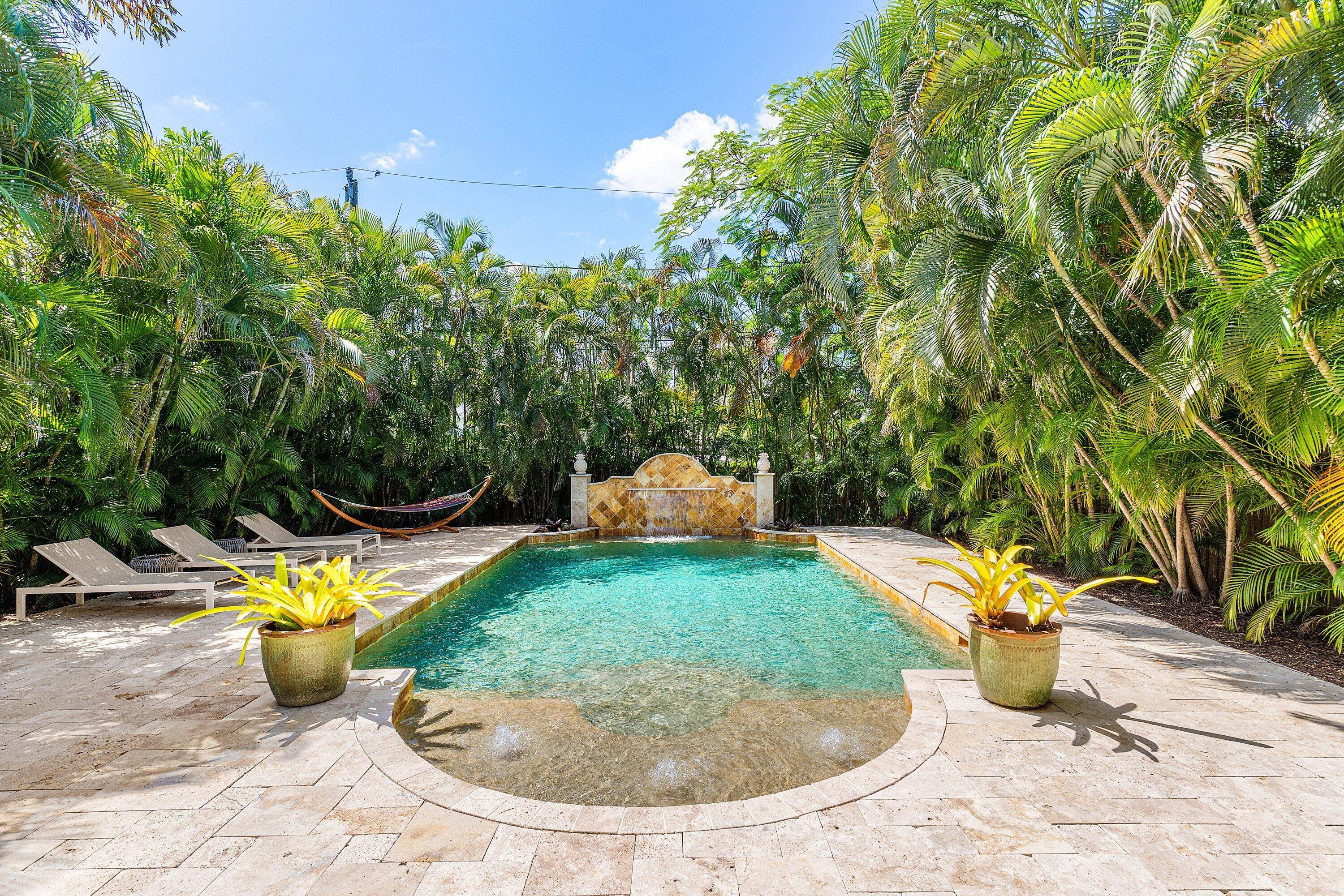 Welcome to Wilton Manors living at its finest !