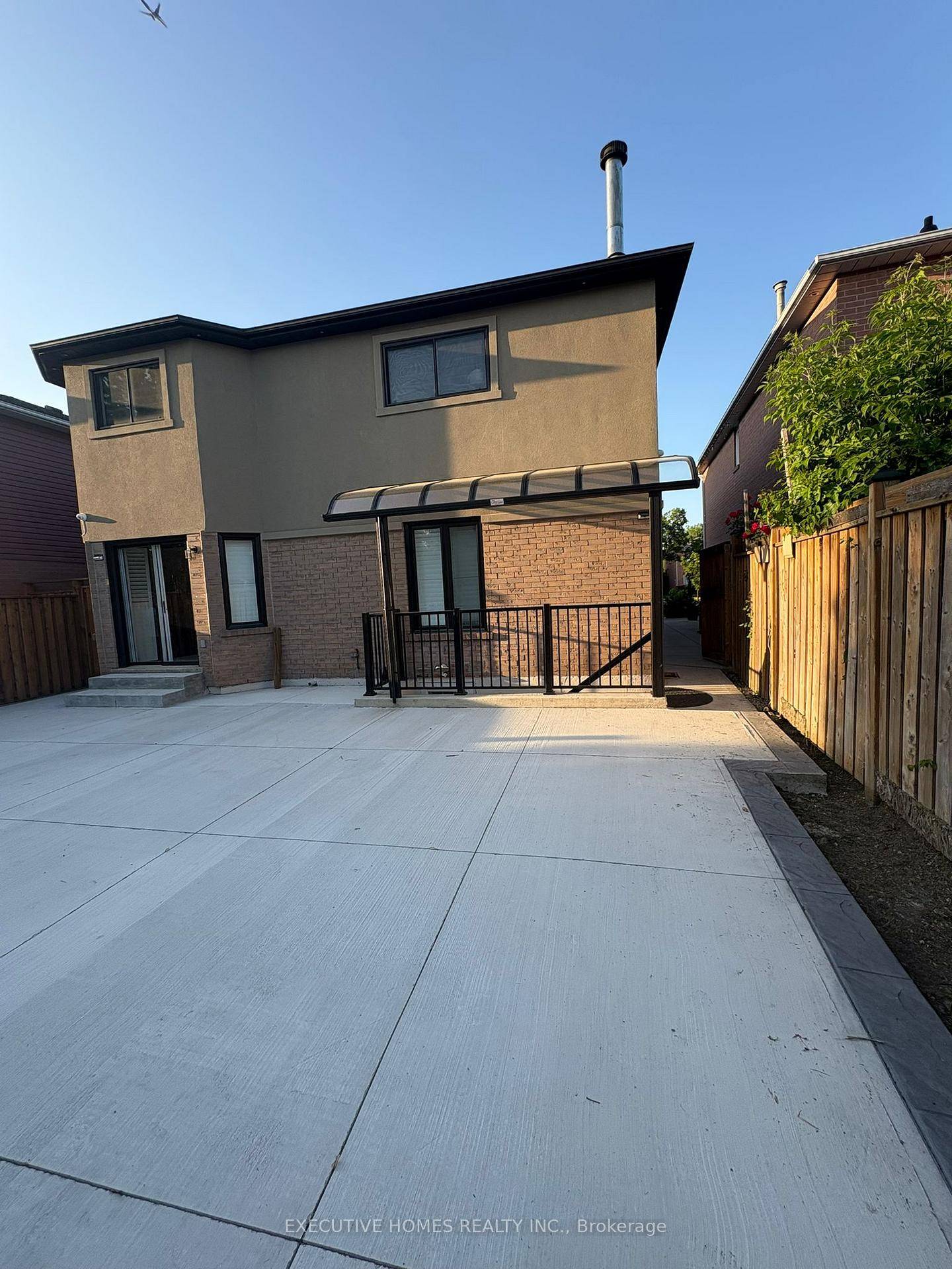This beautifully renovated 2 bedroom basement apartment offers a spacious, modern layout complete with brand new appliances, private ensuite laundry.