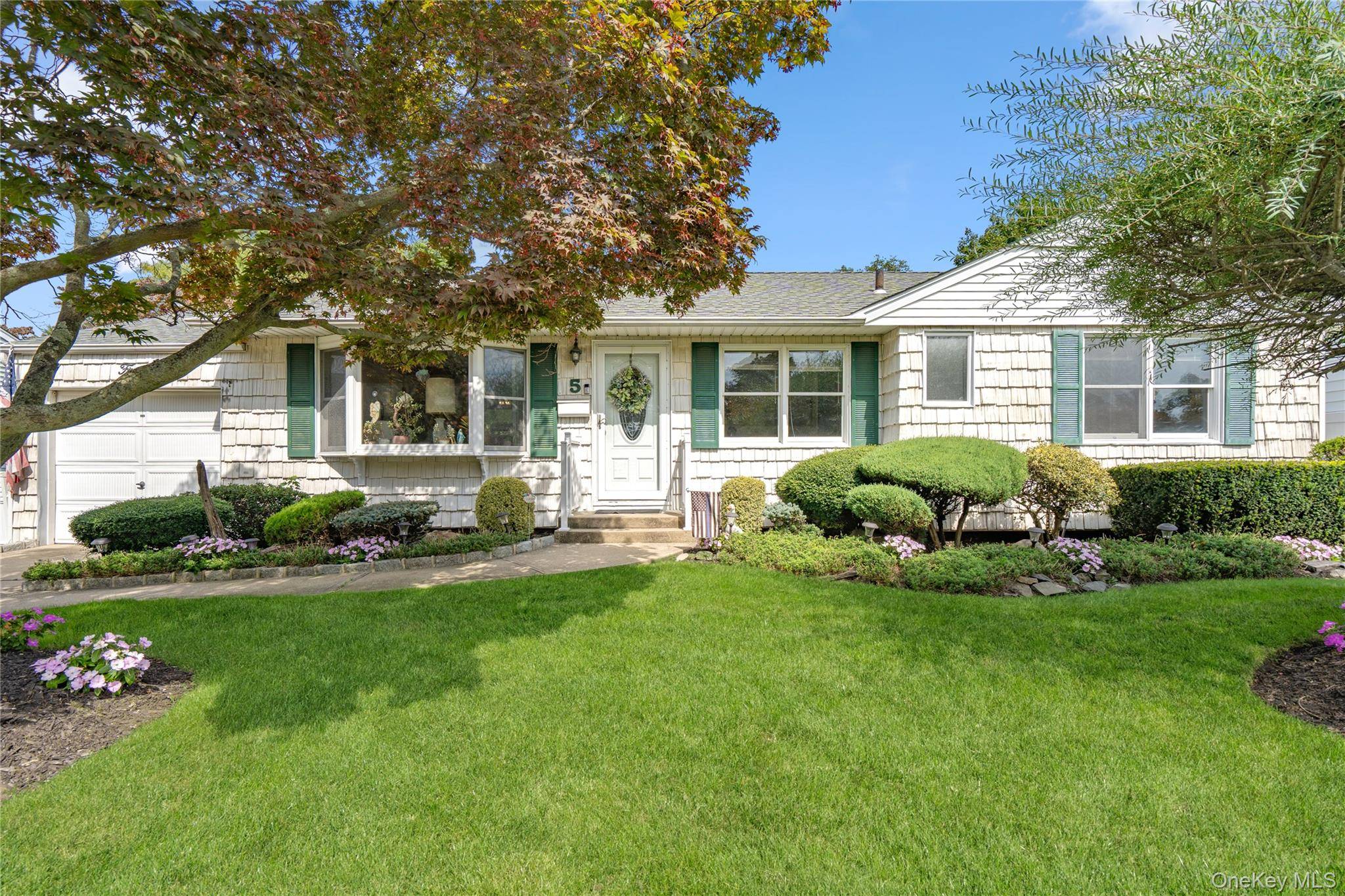 Sprawling Ranch in Plainedge Schools !
