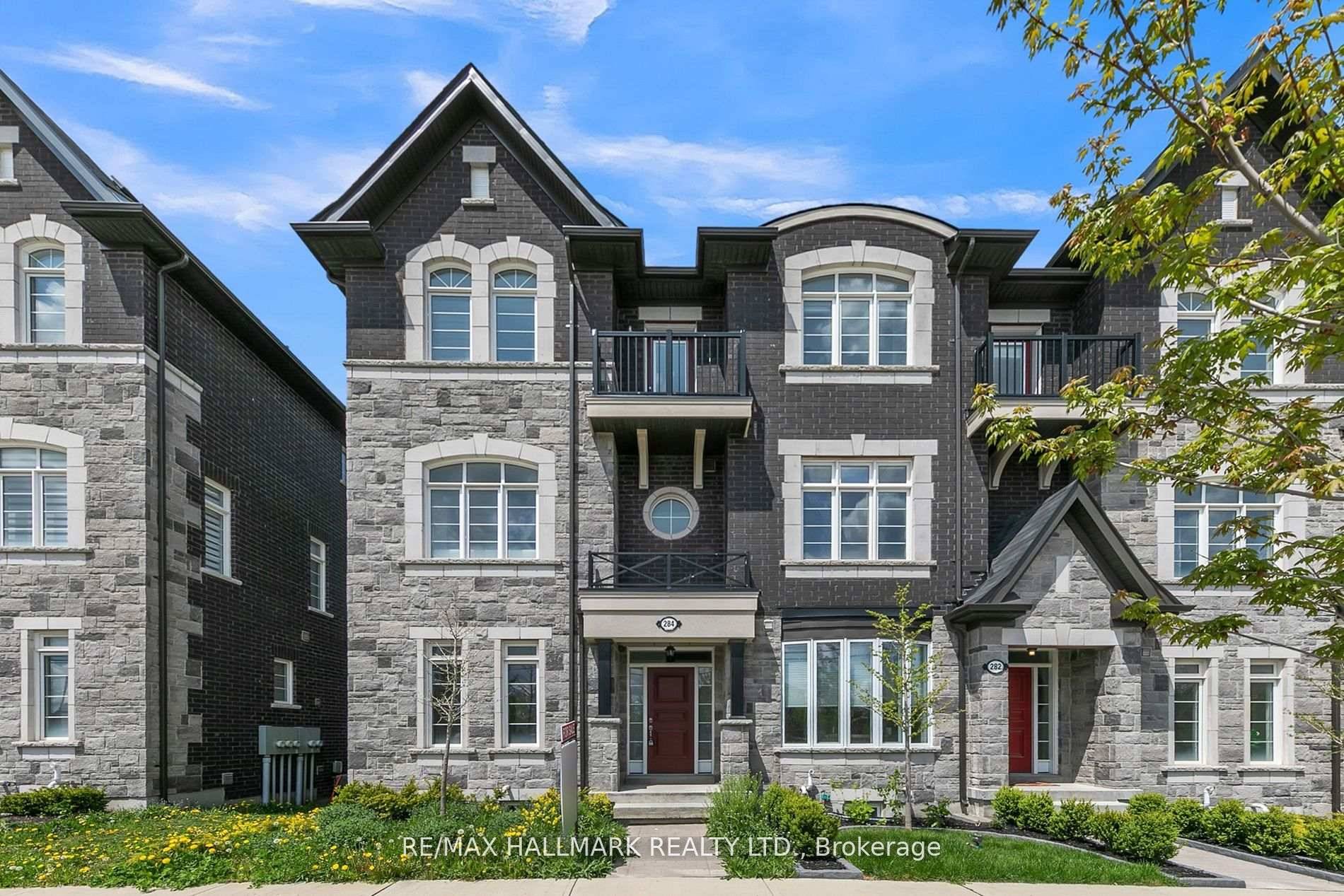 Luxurious 3 BR, 3 Bath end unit townhouse in prestigious Oak Ridges !