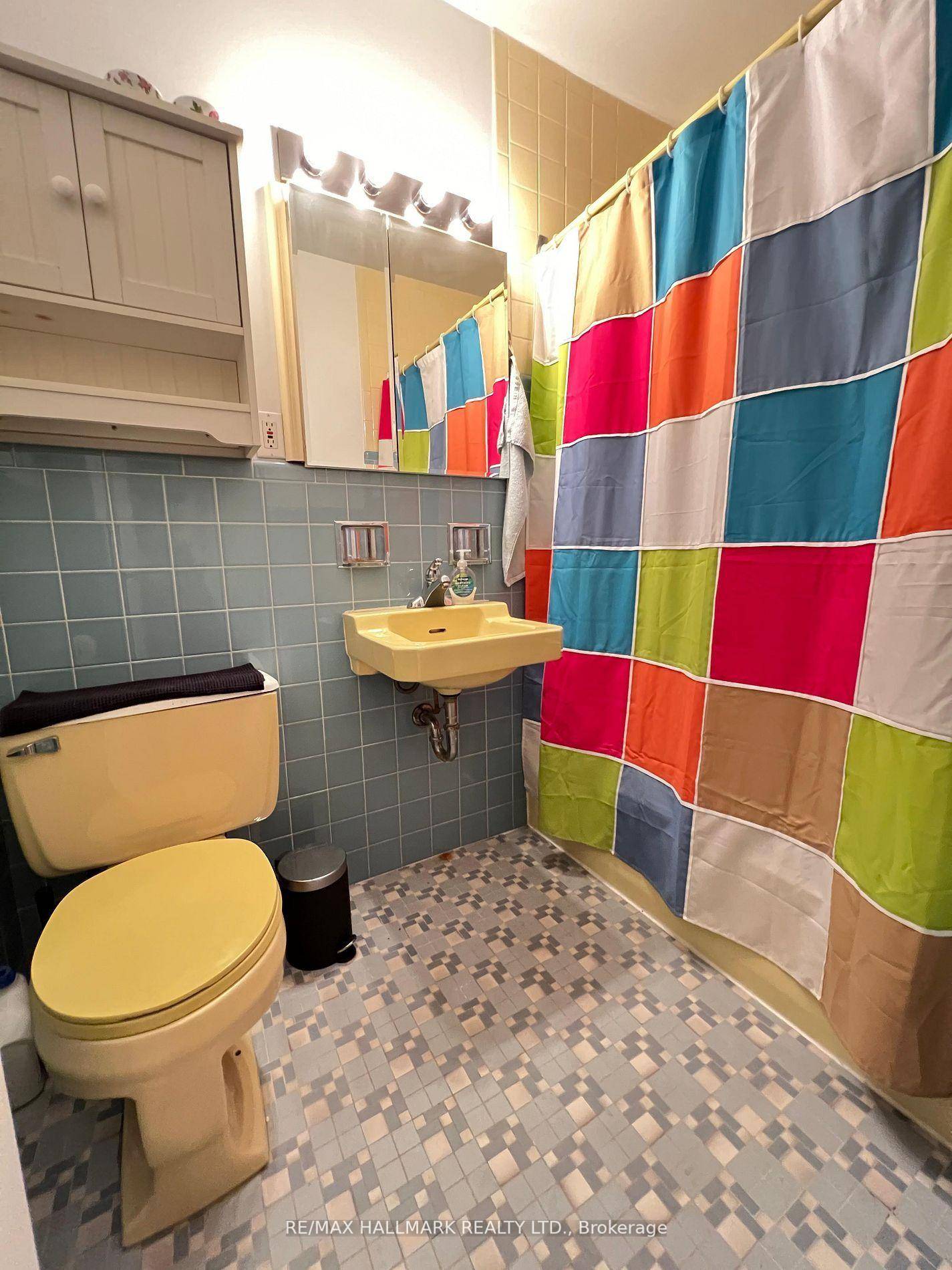 Located On A Quiet Cul De Sac In Prime Forest Hill Village, This Bright amp ; Spacious Bachelor Suite 4 Pc Bath RARE low fees Offers A Fantastic Amount Of ...