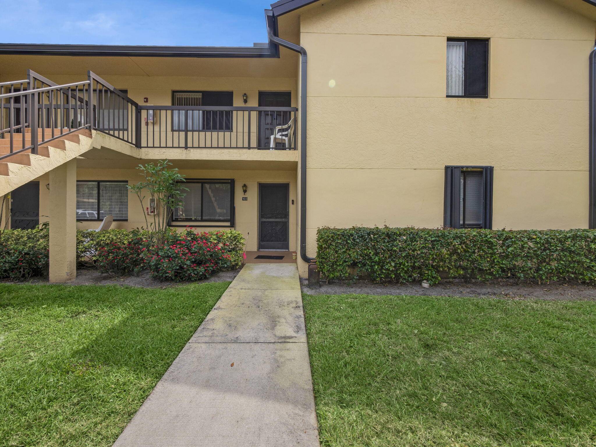 Mrs clean lived here. This nice 2nd floor, 2 bedroom, 2 bathroom unit is in immaculate condition.