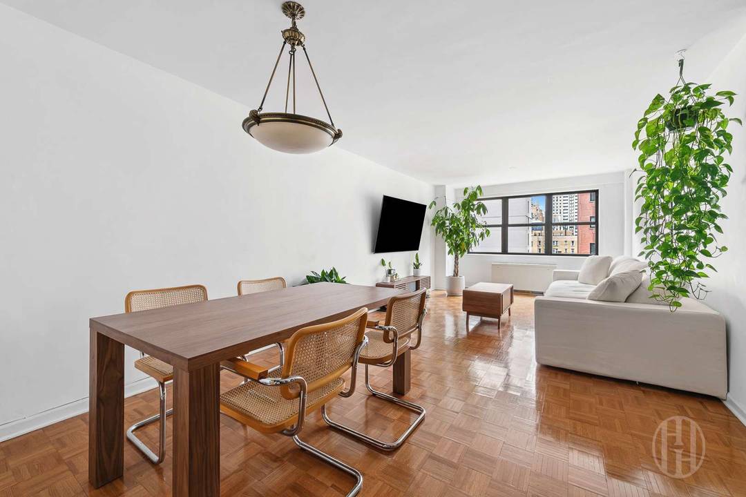 Welcome to The Chesapeake House 10L, this is a spacious and one bedroom featuring bright west facing views.