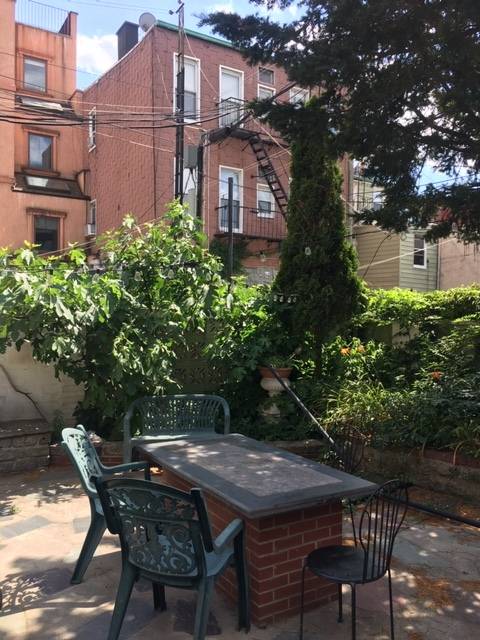 Newer building, excellent location on Graham Ave.