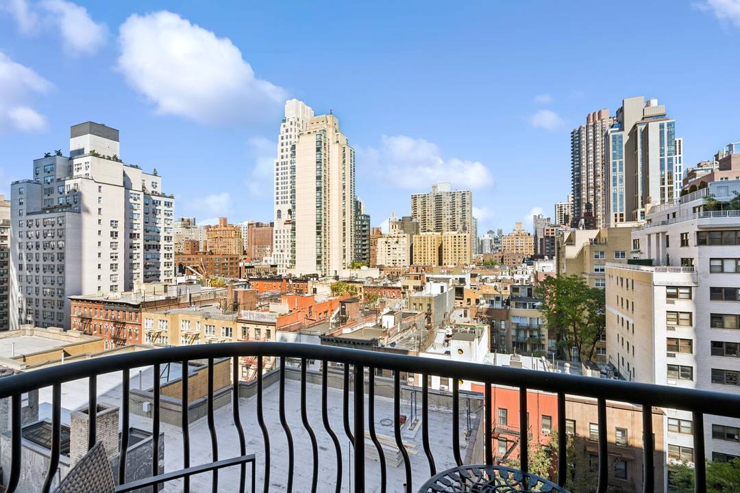 Welcome to 343 East 74th Street, Unit 11B, a spectacular condop situated in the thriving Upper East Side neighborhood !