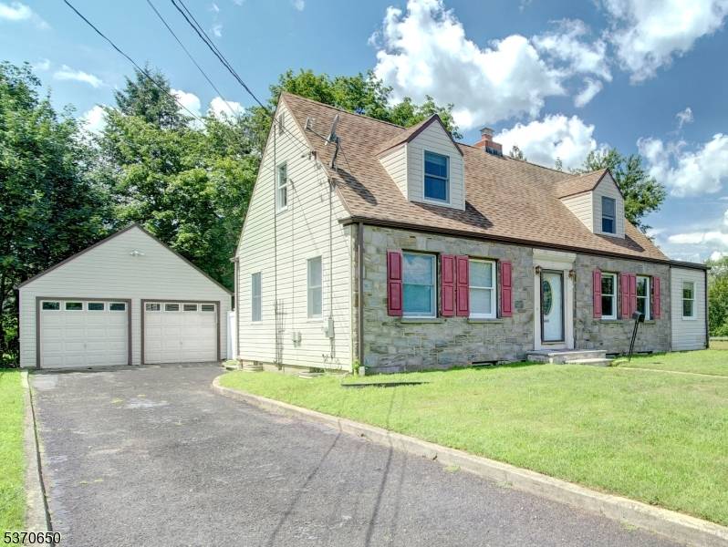 Updated Move In Ready Cape Cod Perfect for NYC Commuters !