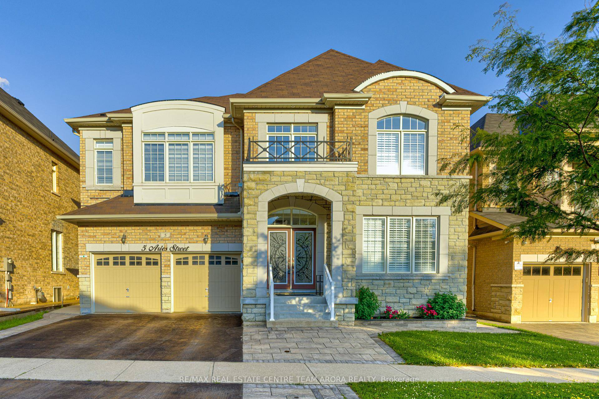 LEGAL BASEMENT APARTMENT Welcome to this stunning 5 2 bedroom executive home in Brampton's prestigious Credit Valley community, featuring a spacious open concept layout with 9' ceilings on both the ...