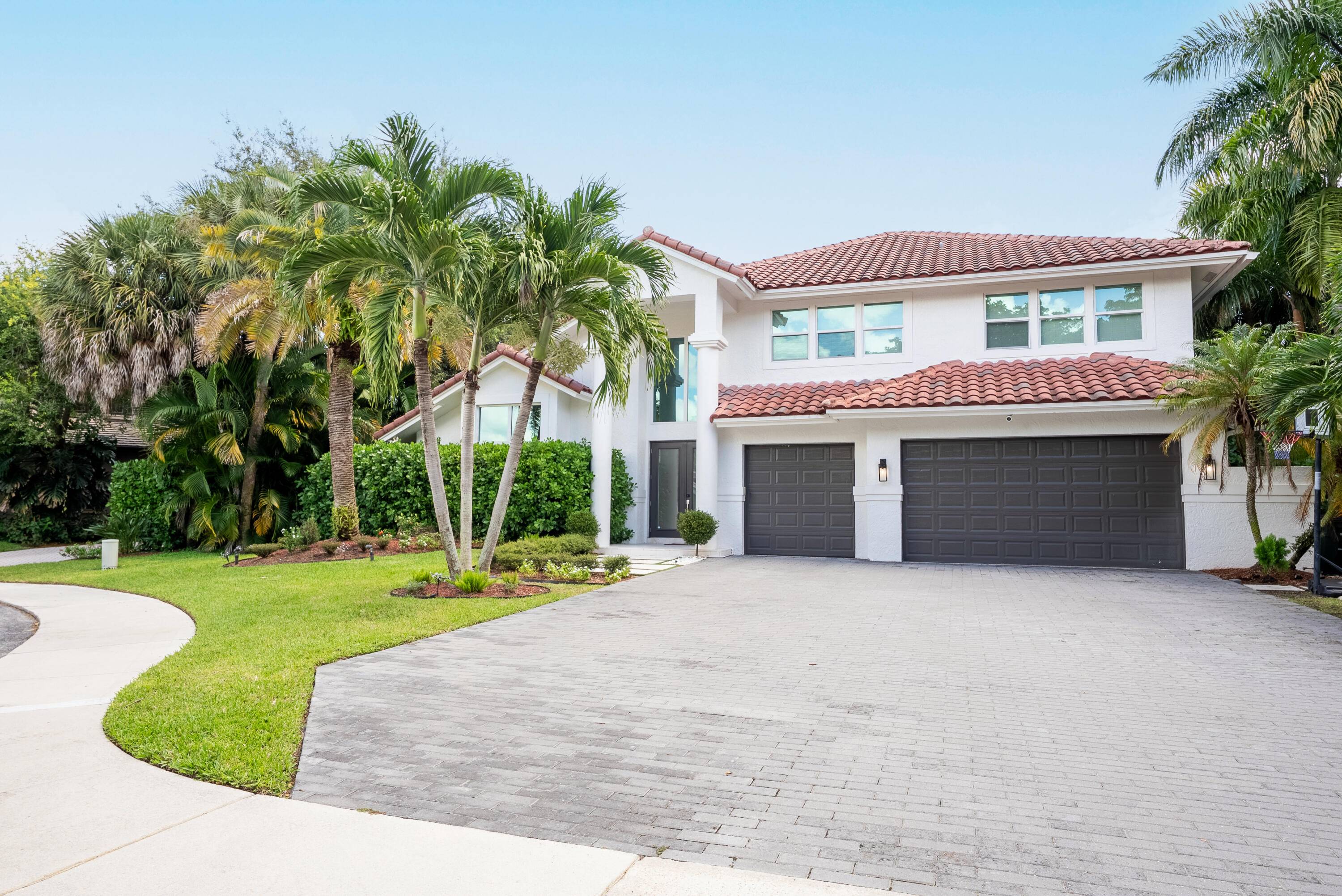 SEAMLESS FLOW IS FEATURED IN THIS 5 BEDROOM, 4 1 2 BATH HOME.