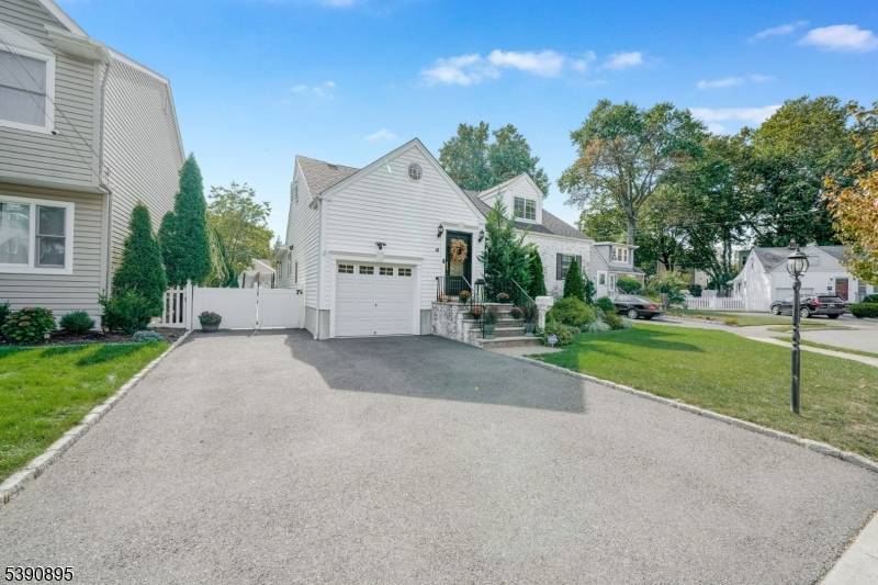 Stunning Renovated Home on a Quiet Cul de Sac !