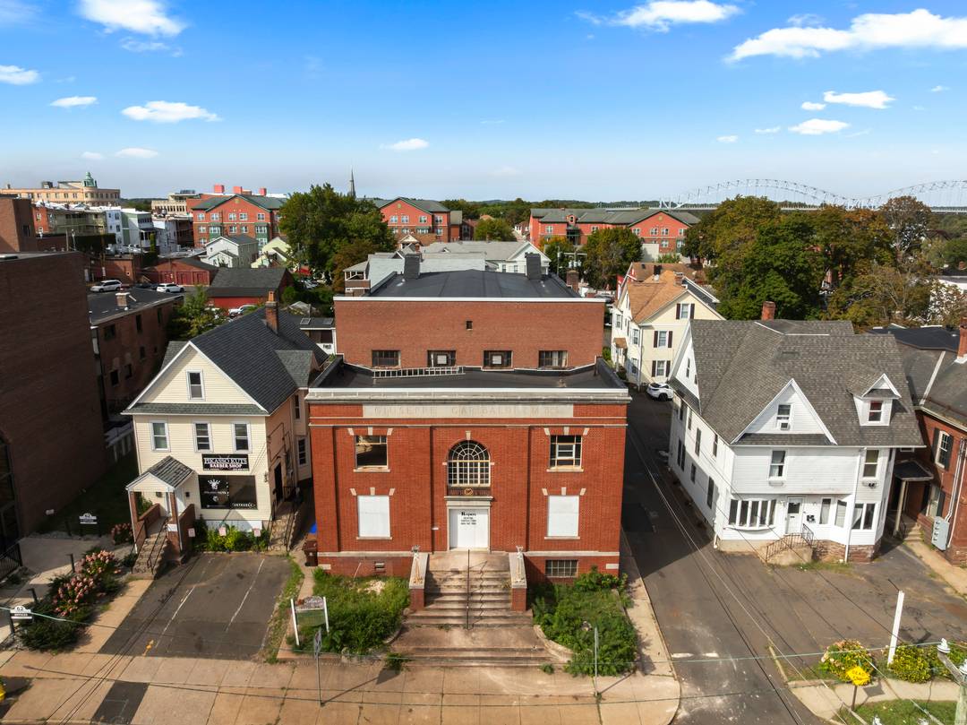 In the heart of Middletown and within walking distance to countless amenities, 54 Washington Street offers both location and opportunity.