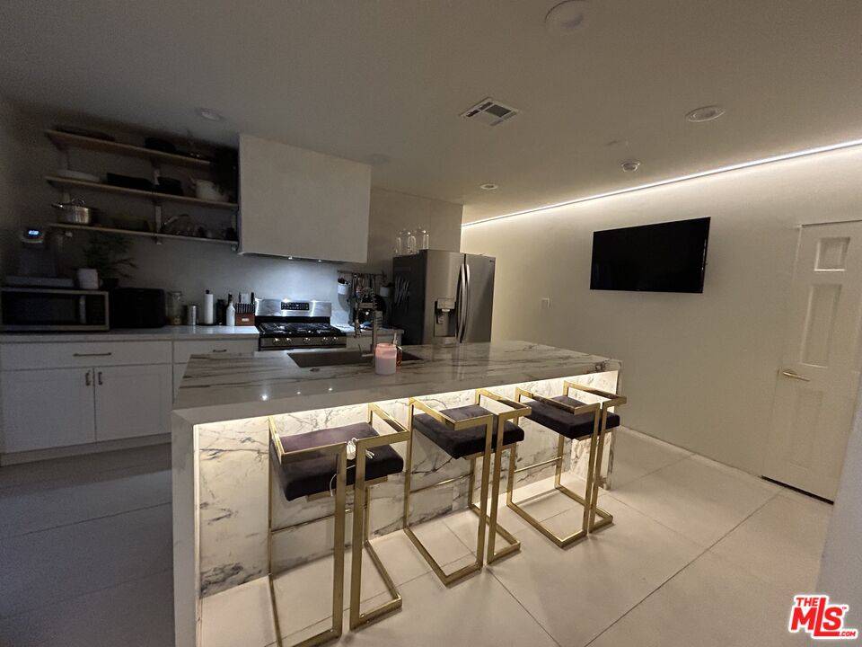 641  N Vista St 2BR Hancock Park La