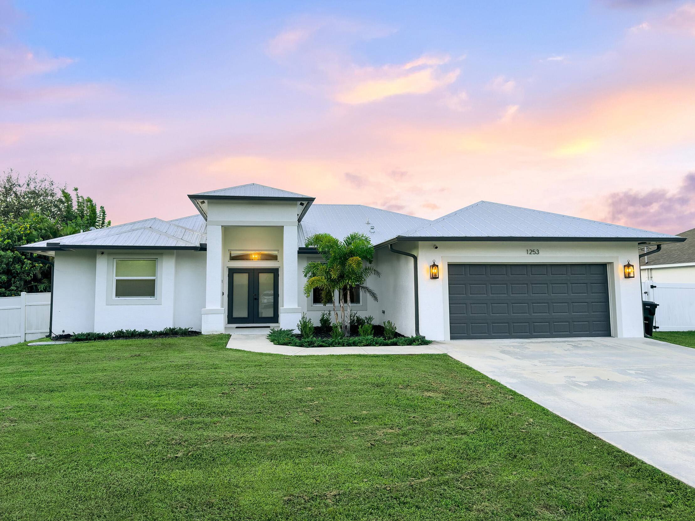 Come see this 2021 beautifully upgraded 3bd, 2bath a versatile den, that offers luxury living with no HOA fees !