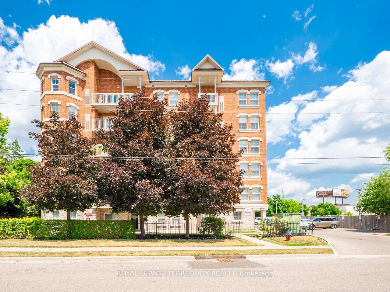 Beautiful 2 bedroom condo in the sought after Mill pond community !