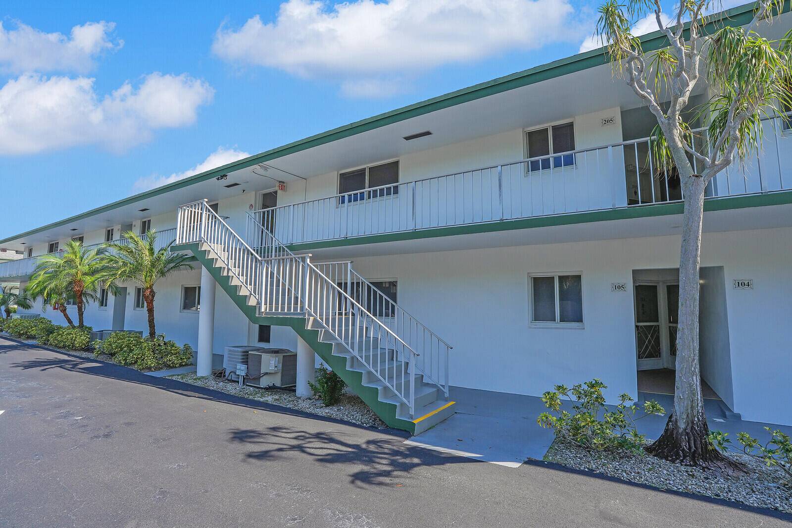 Charming 2 2 Condo in Beautiful Tequesta 55 Community Welcome to this delightful 2 bedroom, 2 bath condo in the heart of Tequesta, just minutes away from the beach, great ...