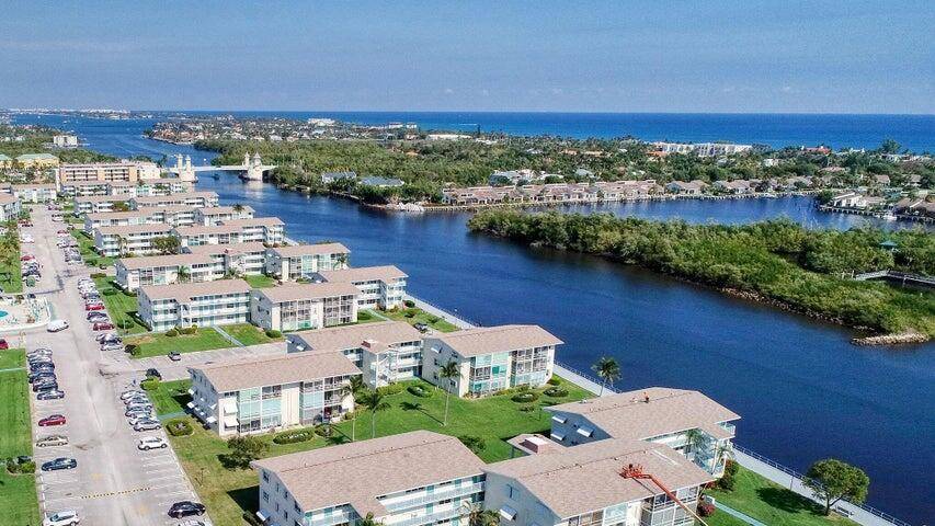 55 COMMUNITY. CUTE BEACHY CONDO IN 3 STORY, CONCRETE BUILDING DIRECTLY ON INTRCOASTAL.
