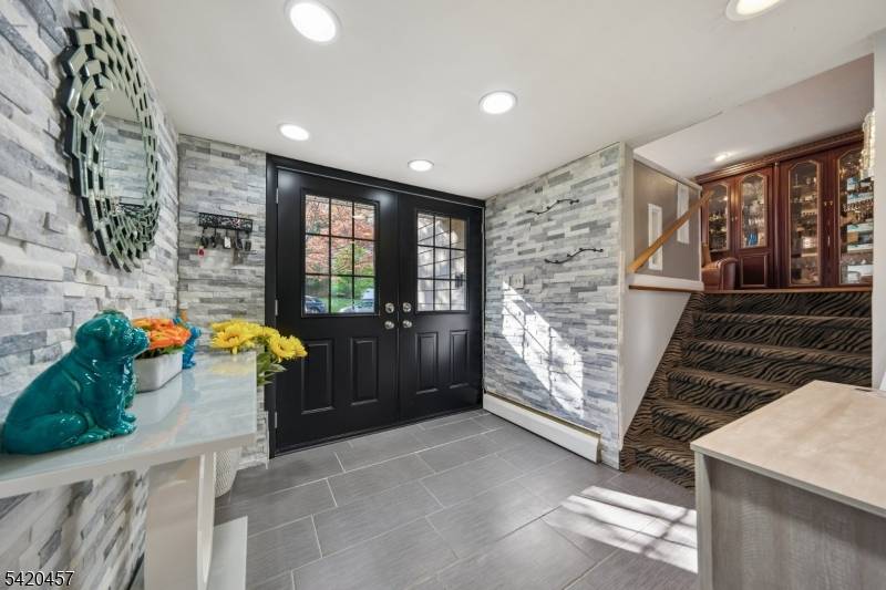 Located on a private cul de sac street in the heart of Pleasantdale, this spacious 6 bedroom 5 bath home is perfect for both living and entertaining.