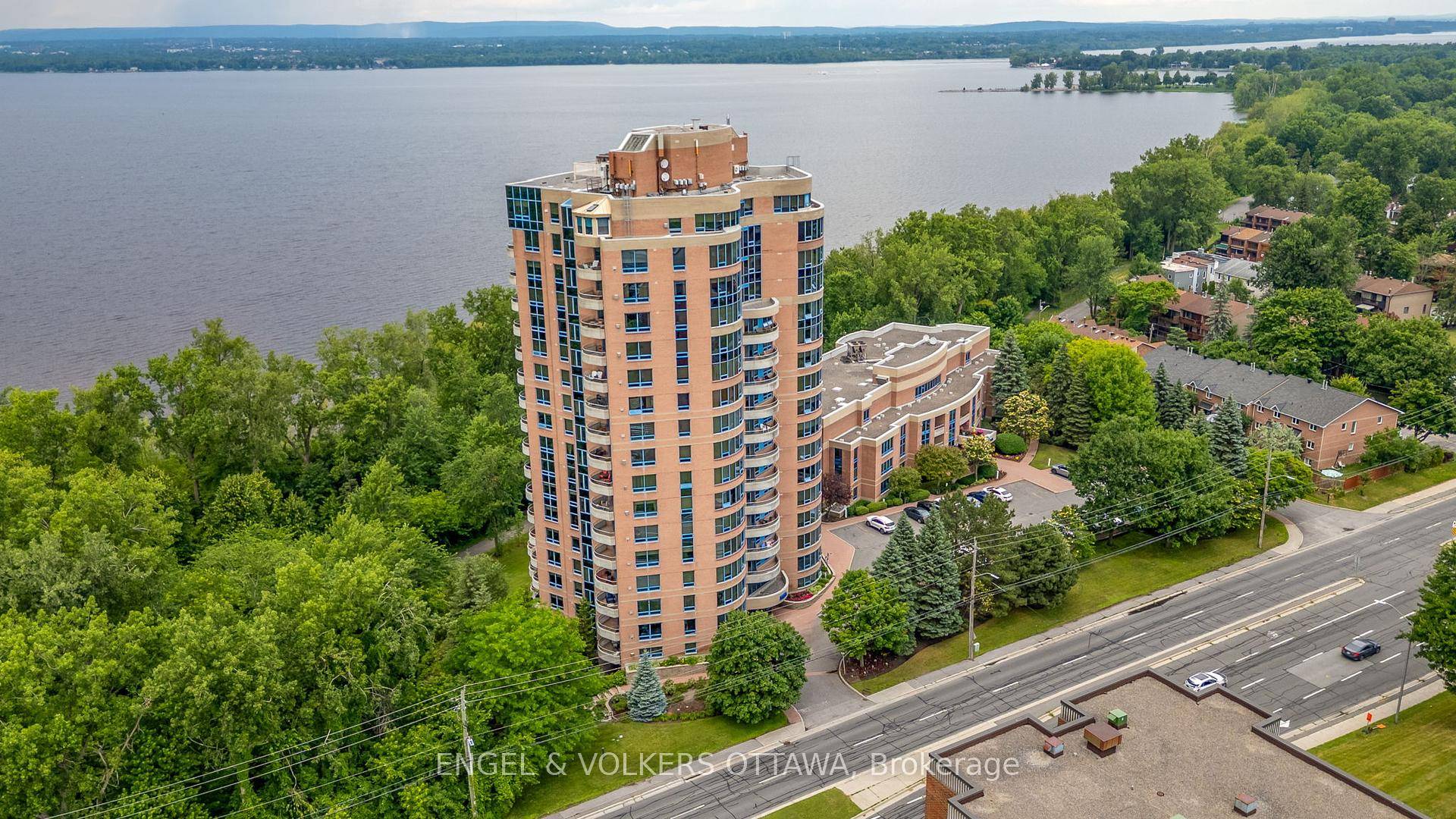 Welcome to Unit 1604 at Commodore's Quay a spacious 3 bedroom, 2 bathroom residence perched on the 16th floor with sweeping views of the Ottawa River.