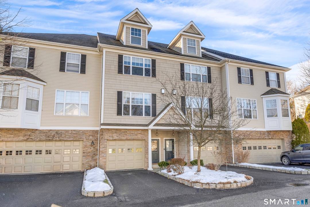 Welcome to this beautifully maintained four floor townhouse located in the highly desirable Woodland Hills complex.