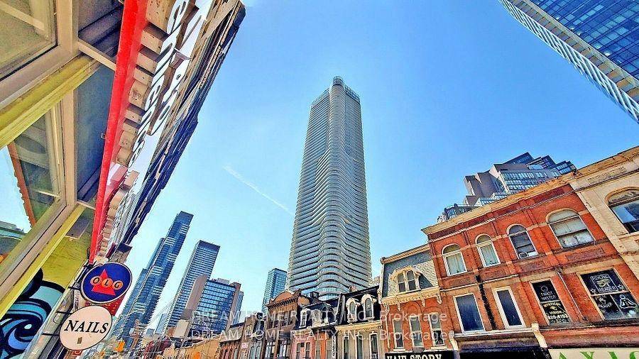 Welcome to the Wellesley On The Park condos, located in the heart of downtown Toronto.