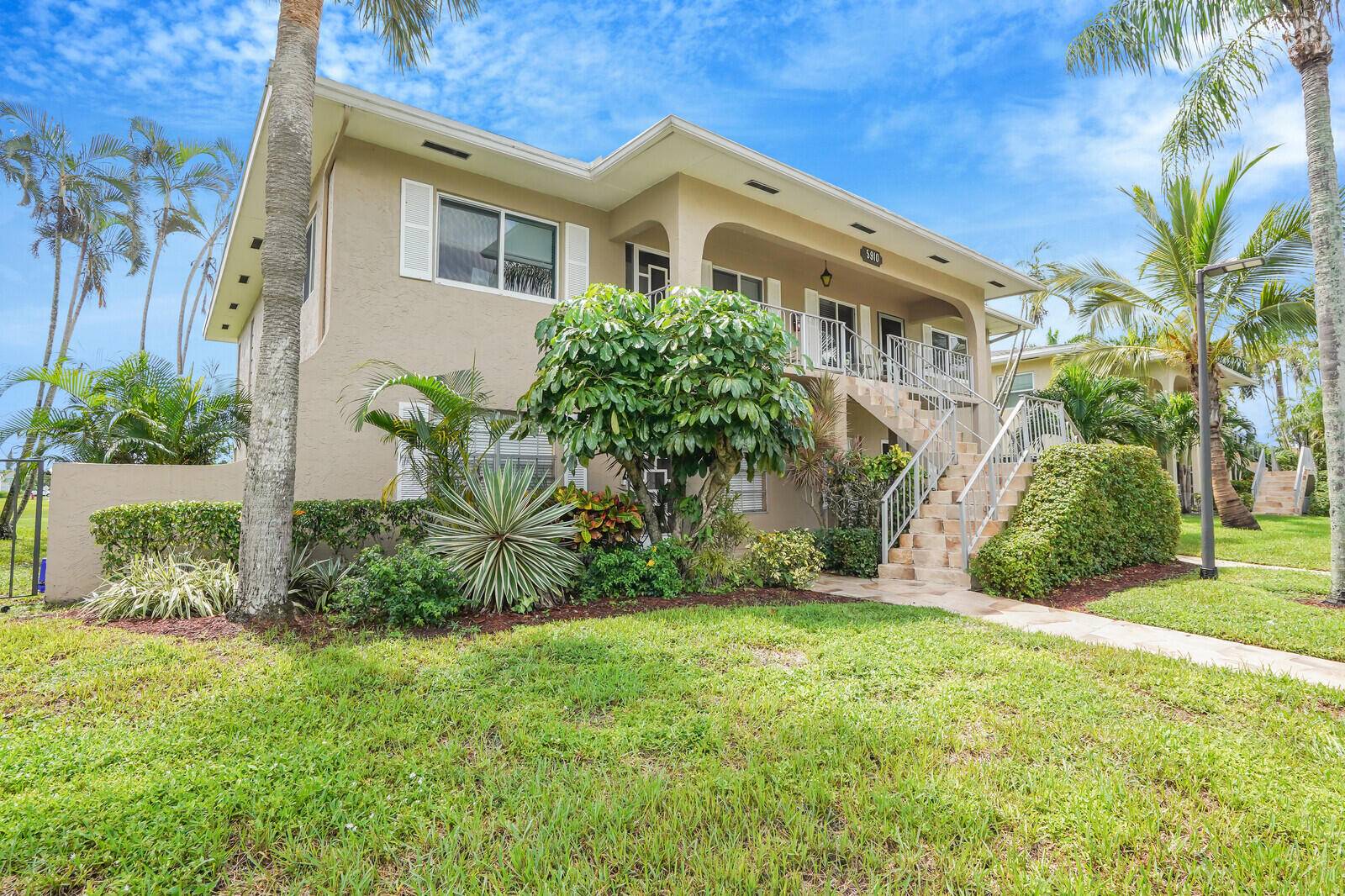 Welcome to this bright and spacious 2BR 2BA residence in the highly desirable Palm Greens at Villa Del Ray community of Delray Beach.
