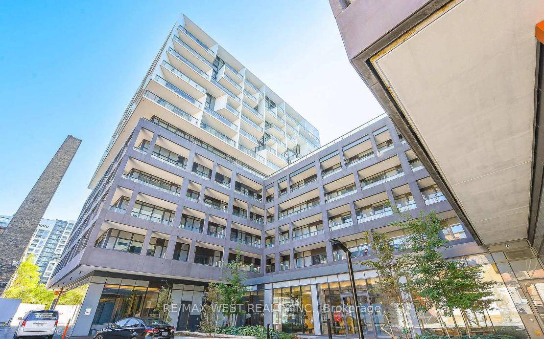 Beautifully Maintained 3 Bedroom, 2 Bathroom Corner Suite at Aspen Ridge's WEST Condos.