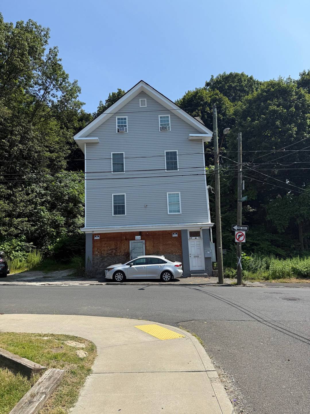 A rare opportunity ! Total 4 units !