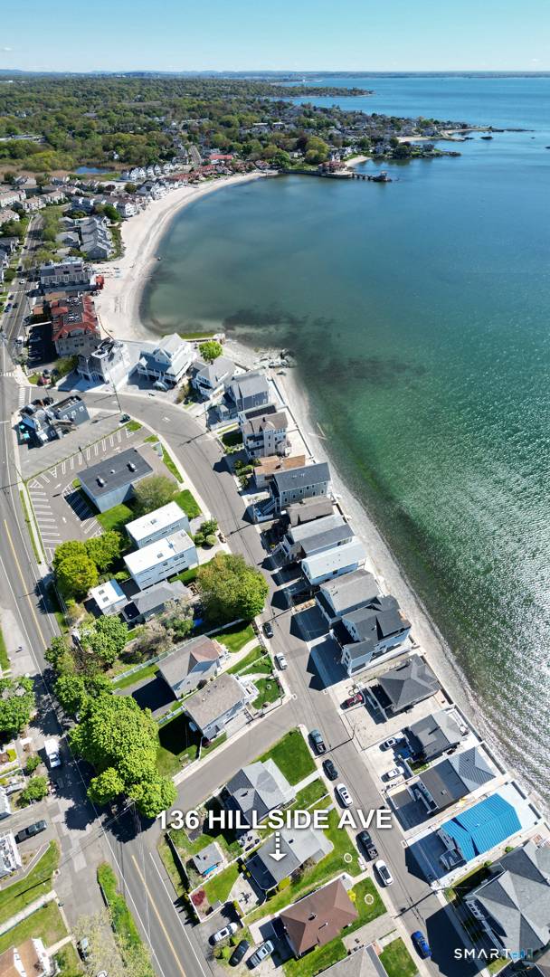 SUNSHINE, OCEAN BREEZES, WATERVIEWS, AND ONE BLOCK AWAY TO SANDY BURWELL BEACH !