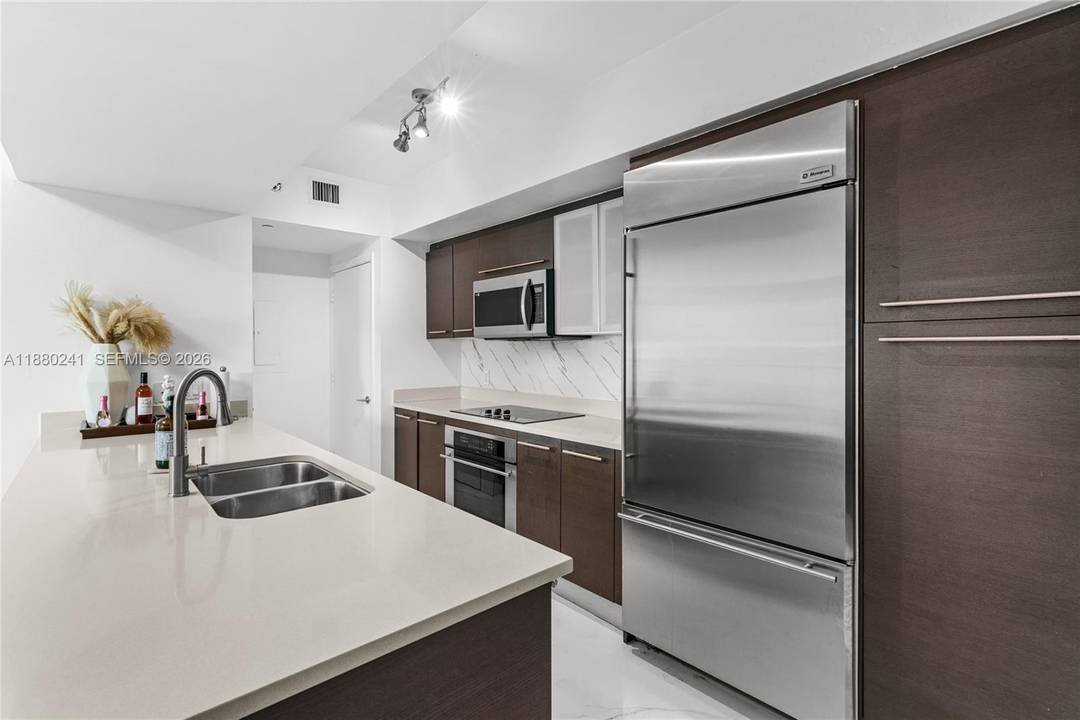 Motivated seller ! Spacious amp ; luxurious 2BD 2BA in the heart of Brickell !