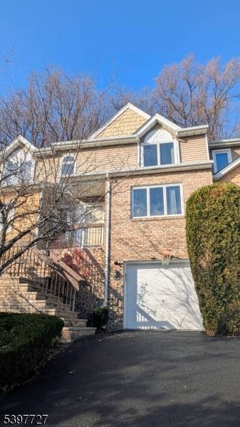 PETS ACCEPTED ! Wow ! Stunning 3 Bedrooms, 2.