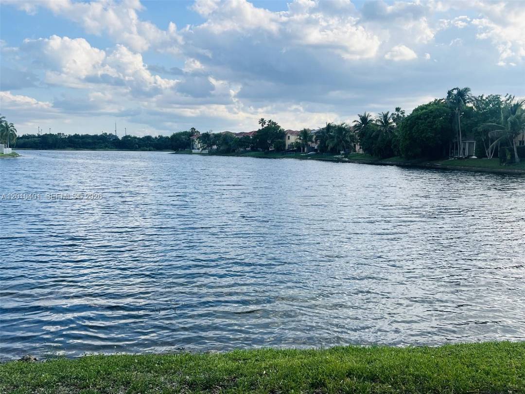 Fantastic lake view townhome !