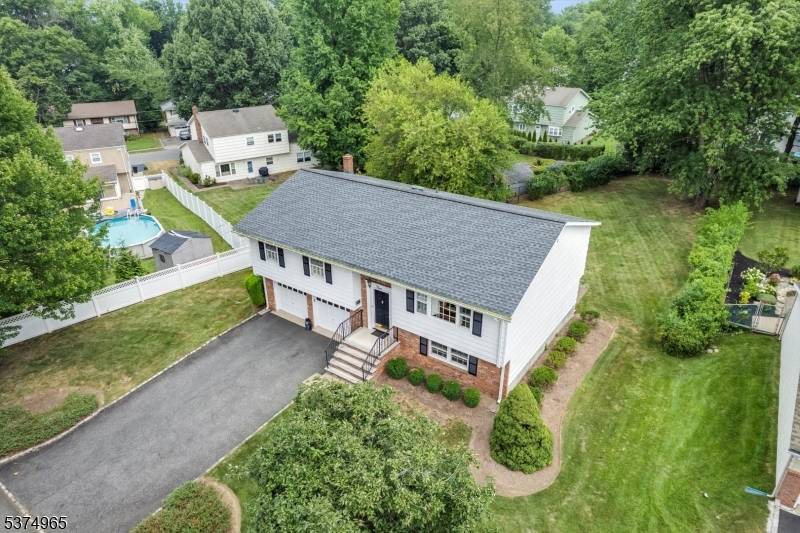 Welcome to 4 Williamsburg Drive !